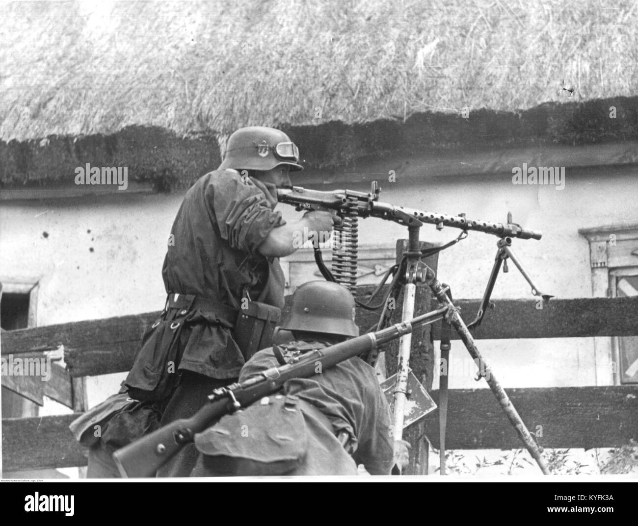Waffen-SS soldati da "Wiking" Divisione con MG 34 e Kar98k nel villaggio sovietico Foto Stock