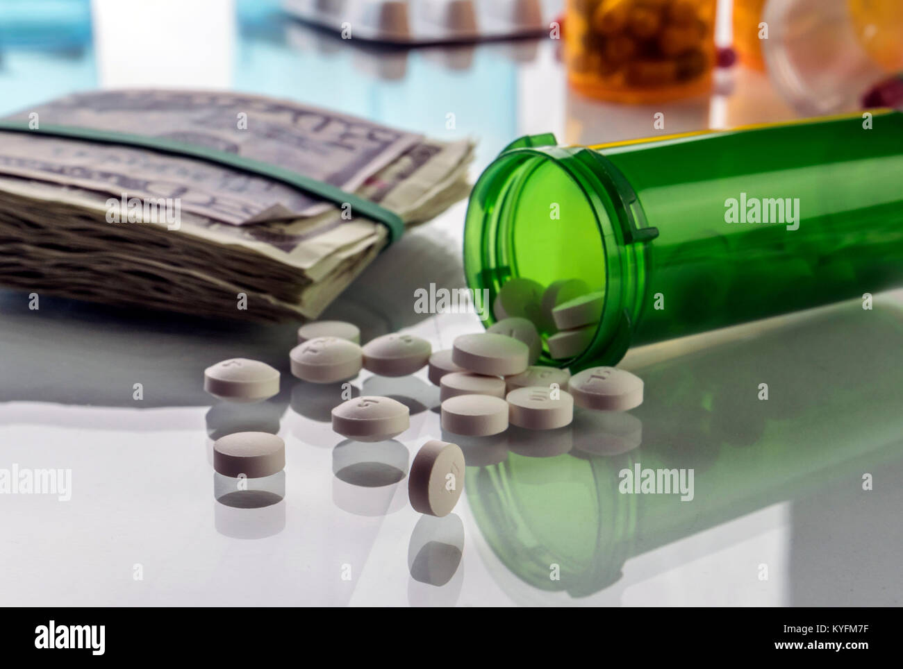 Alcuni farmaci su un biglietto del dollaro, immagine concettuale copay salute Foto Stock