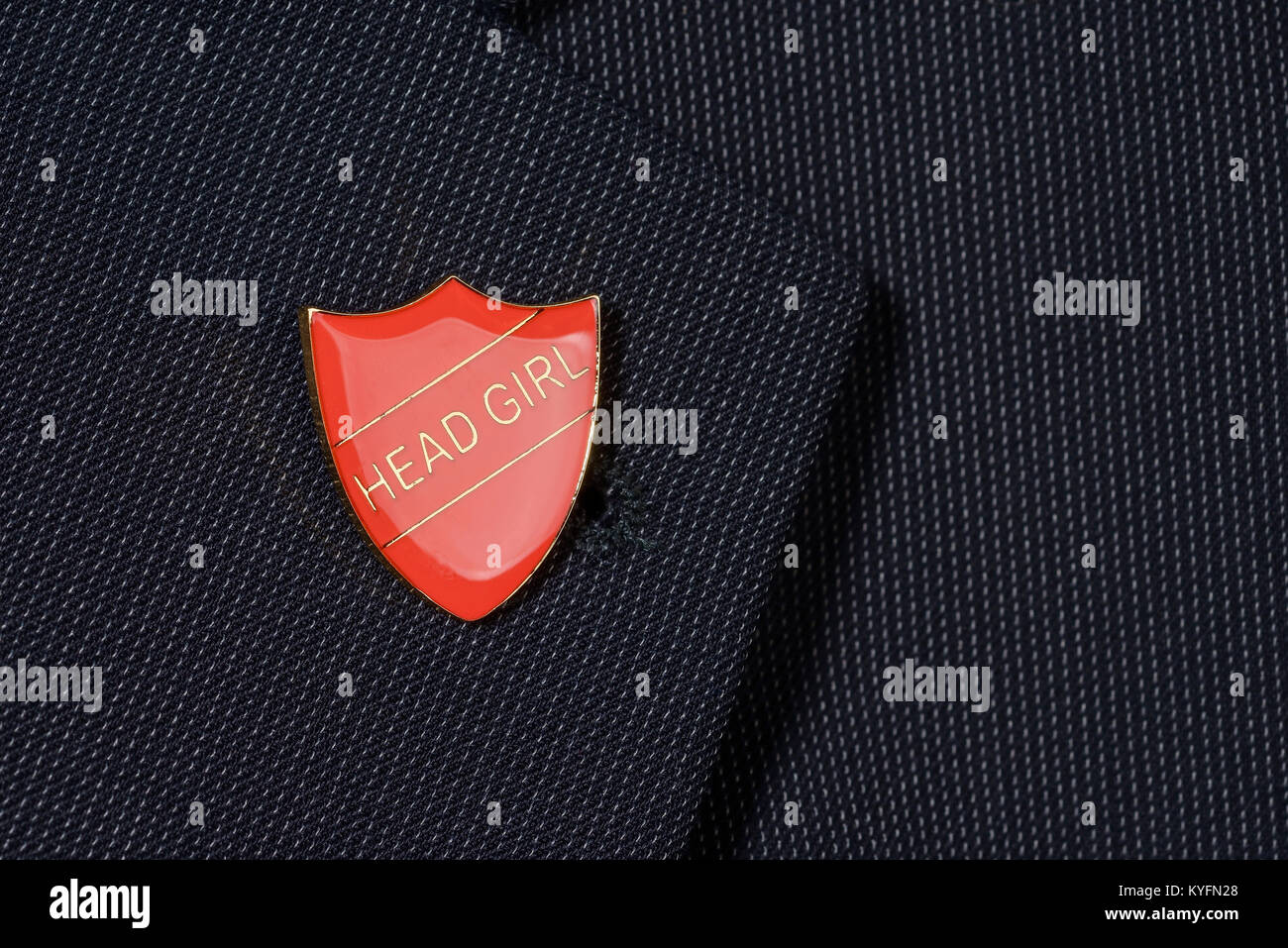 Testa rossa ragazza smalto spilla badge su un blazer nero Foto Stock