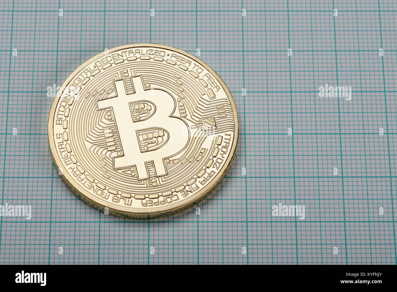 Color oro moneta Bitcoin su un foglio di carta millimetrata Foto Stock