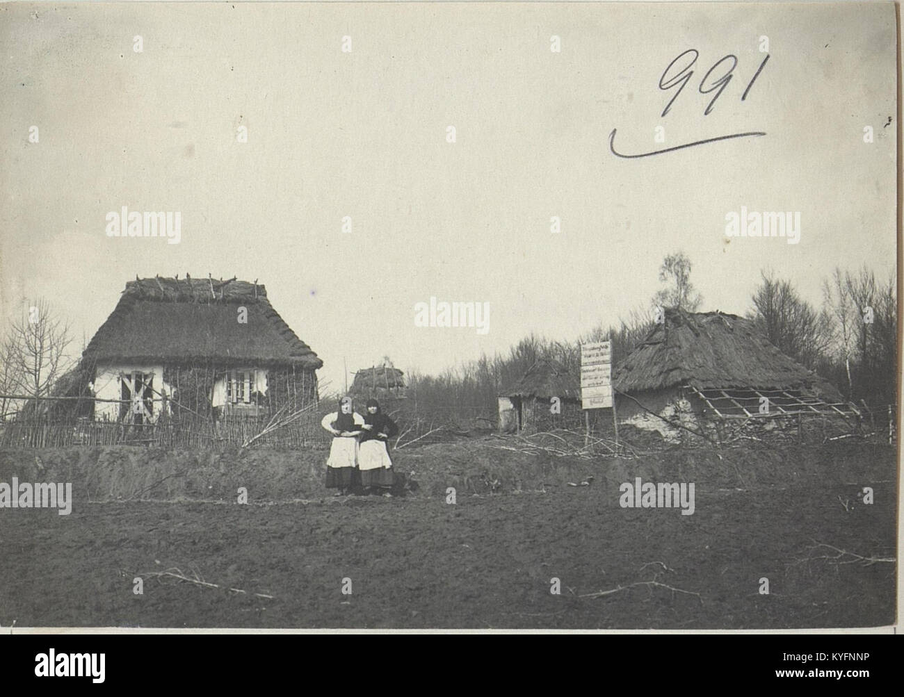 La fotografia mostra le case a Podwysokie in quarantena a causa del tifo, illustrando le misure di salute pubblica e le pratiche di controllo delle malattie nella regione. Foto Stock