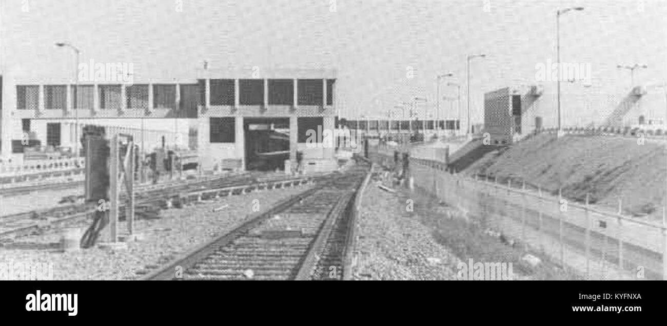 La fotografia mostra la stazione di Wellington da sud nel 1975, catturando le infrastrutture ferroviarie, gli edifici circostanti e l'ambiente di trasporto. Foto Stock