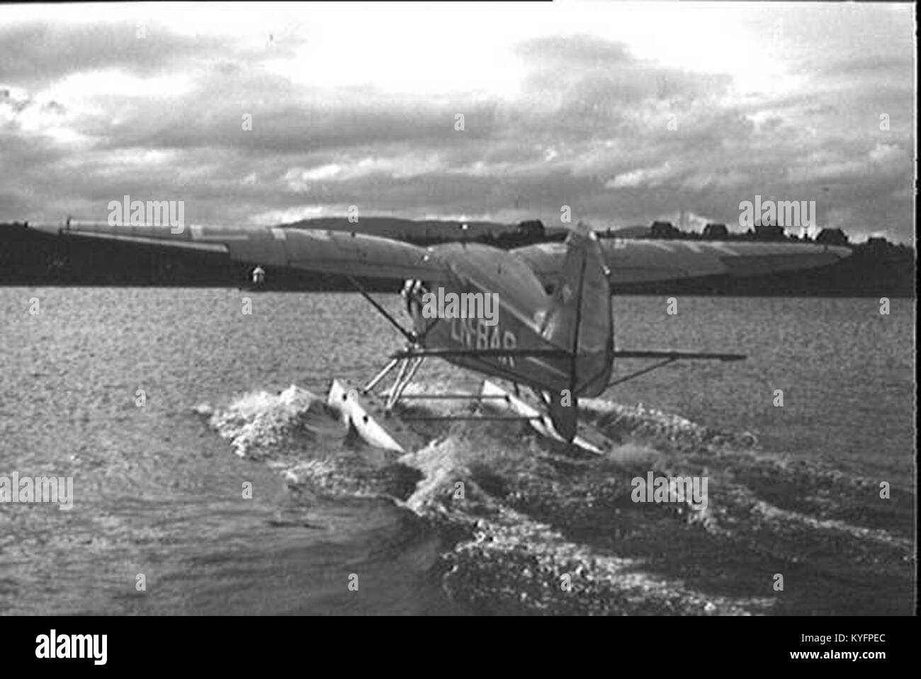 L'aereo Stinson SR-8 con registrazione LN-BAR sta rullando a terra, dimostrando le operazioni e il design dell'aviazione dei primi anni del XX secolo. Foto Stock