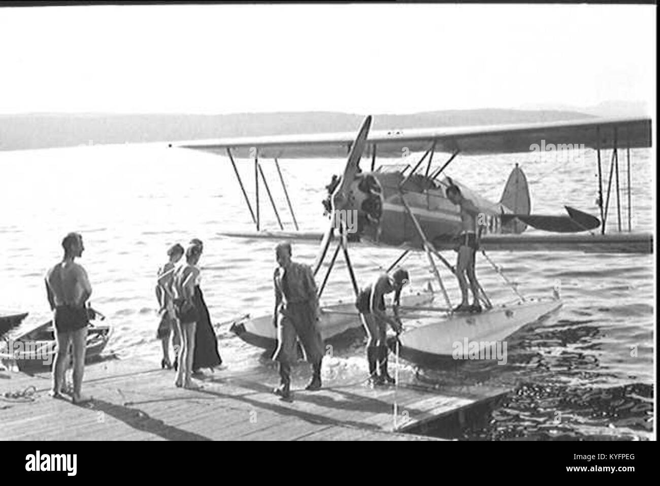 Una fotografia dell'Widerøe Waco RNF LN-EAB a Ingierstrand, Norvegia, che illustra l'aeromobile nel contesto operativo e il suo ruolo nella storia dell'aviazione regionale. Foto Stock