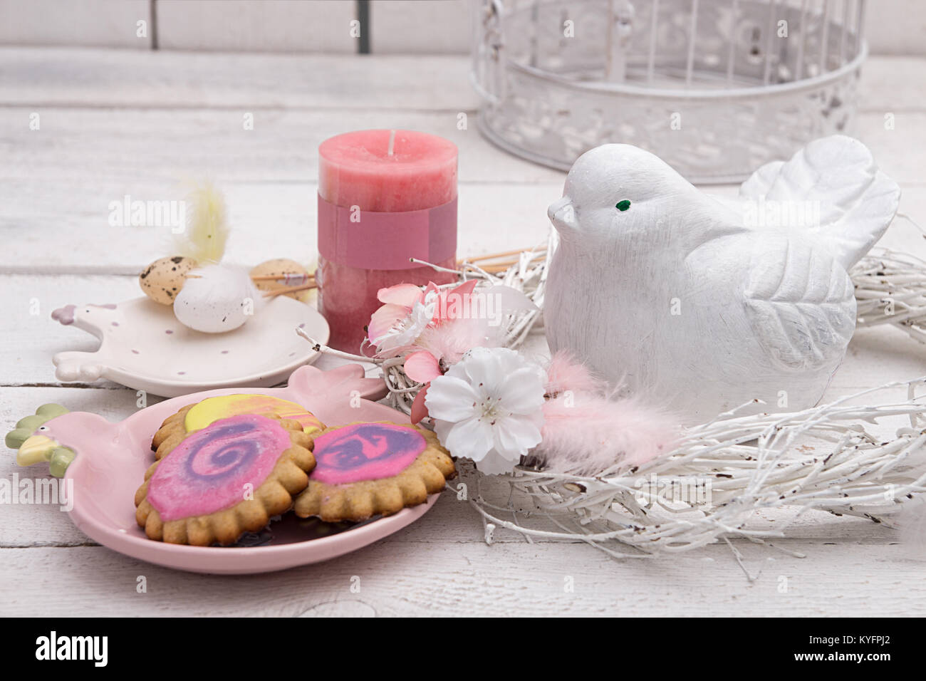 Felice Pasqua decorazione per il biglietto di auguri. Legno bird, birdhouse, panpepato Pasqua i cookie su sfondo bianco. In stile vintage. Copia dello spazio. Foto Stock