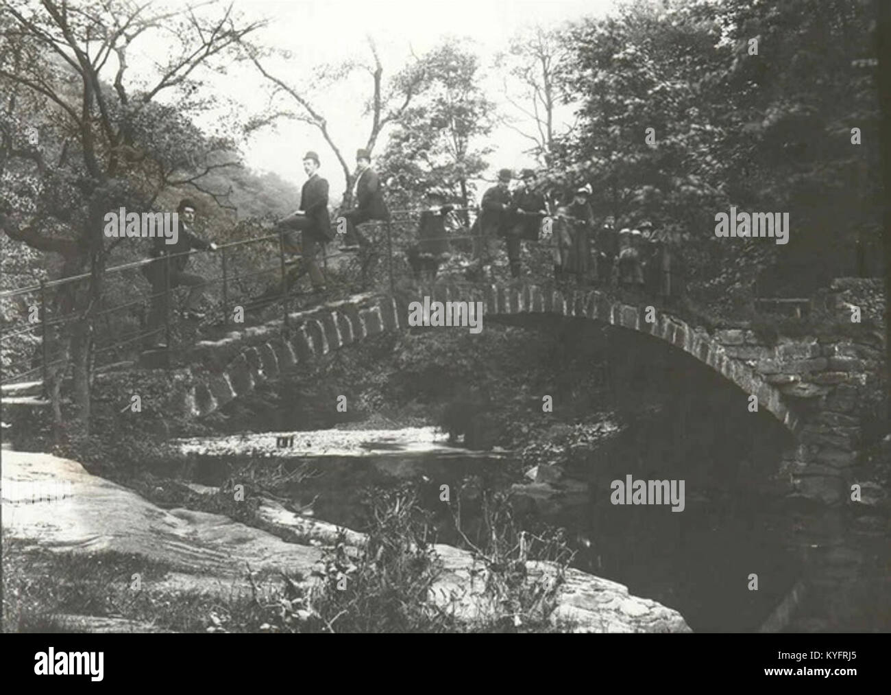 Il Windy Bottom Bridge di Marple, costruito intorno al 1890, è un esempio di costruzione di un ponte vittoriano, che ha un significato storico nello sviluppo delle infrastrutture di Marple. Foto Stock