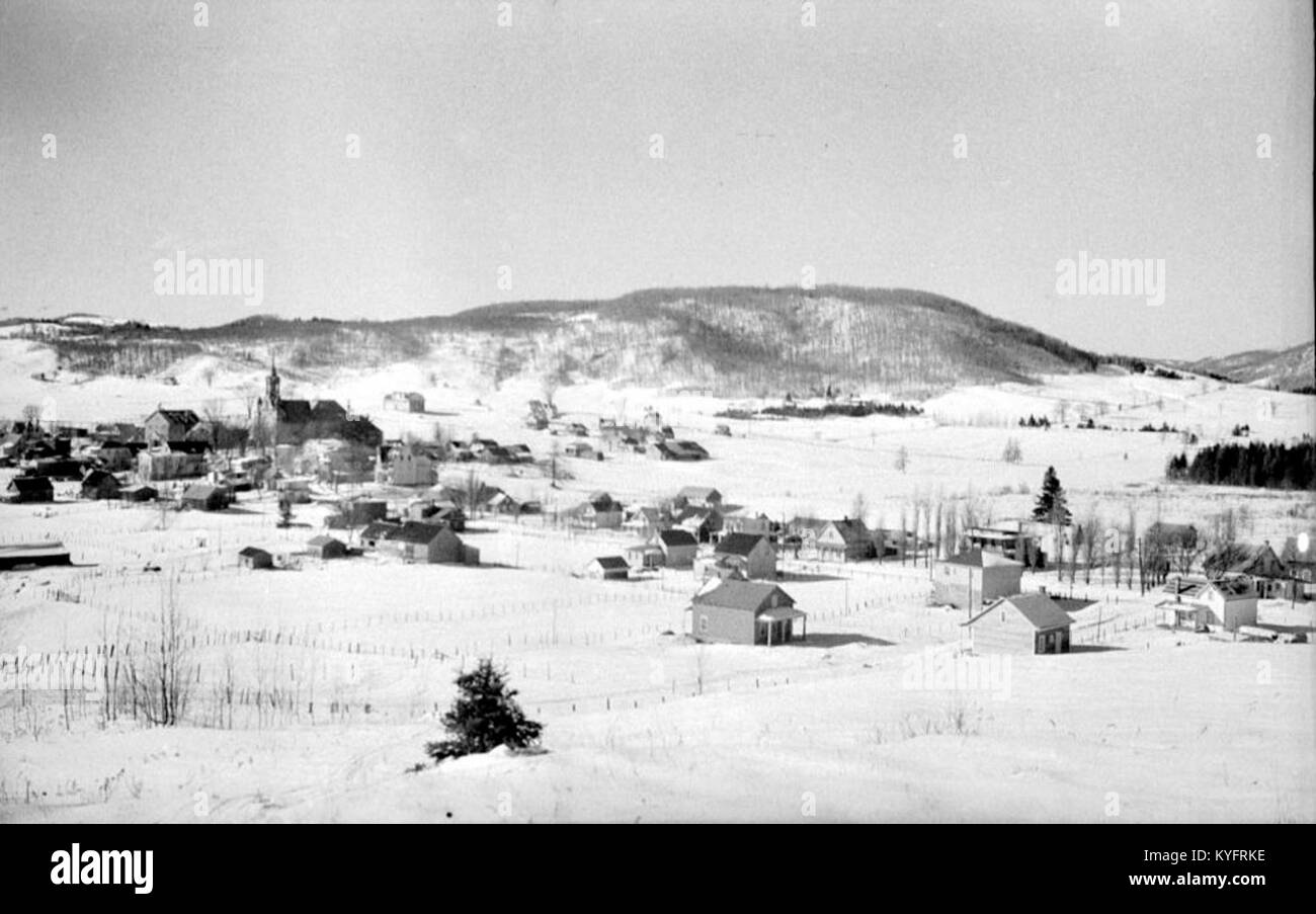Una scena invernale nella vecchia Montreal che mostra St. Sauveur con strade ed edifici ricoperti di ghiaccio, mettendo in evidenza le condizioni stagionali e la vita storica urbana. Foto Stock