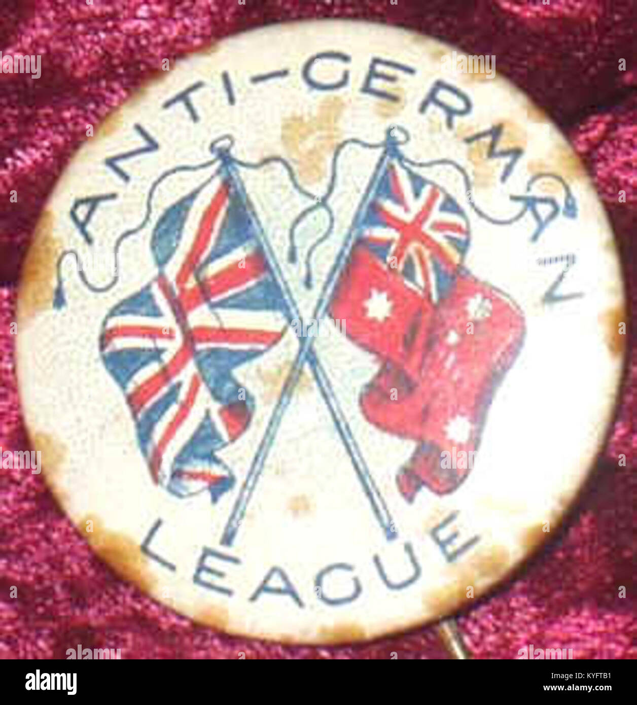 Questo distintivo della prima guerra mondiale rappresenta la Lega Anti-tedesca australiana, simboleggiando il patriottismo in tempo di guerra e l'opposizione alla Germania durante il conflitto. Foto Stock