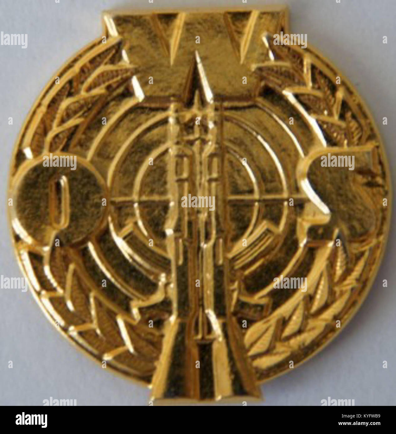 Questa immagine mostra il disegno grafico di un distintivo militare di prima classe (oro), che illustra le decorazioni militari e il design dei premi in Polonia. Foto Stock