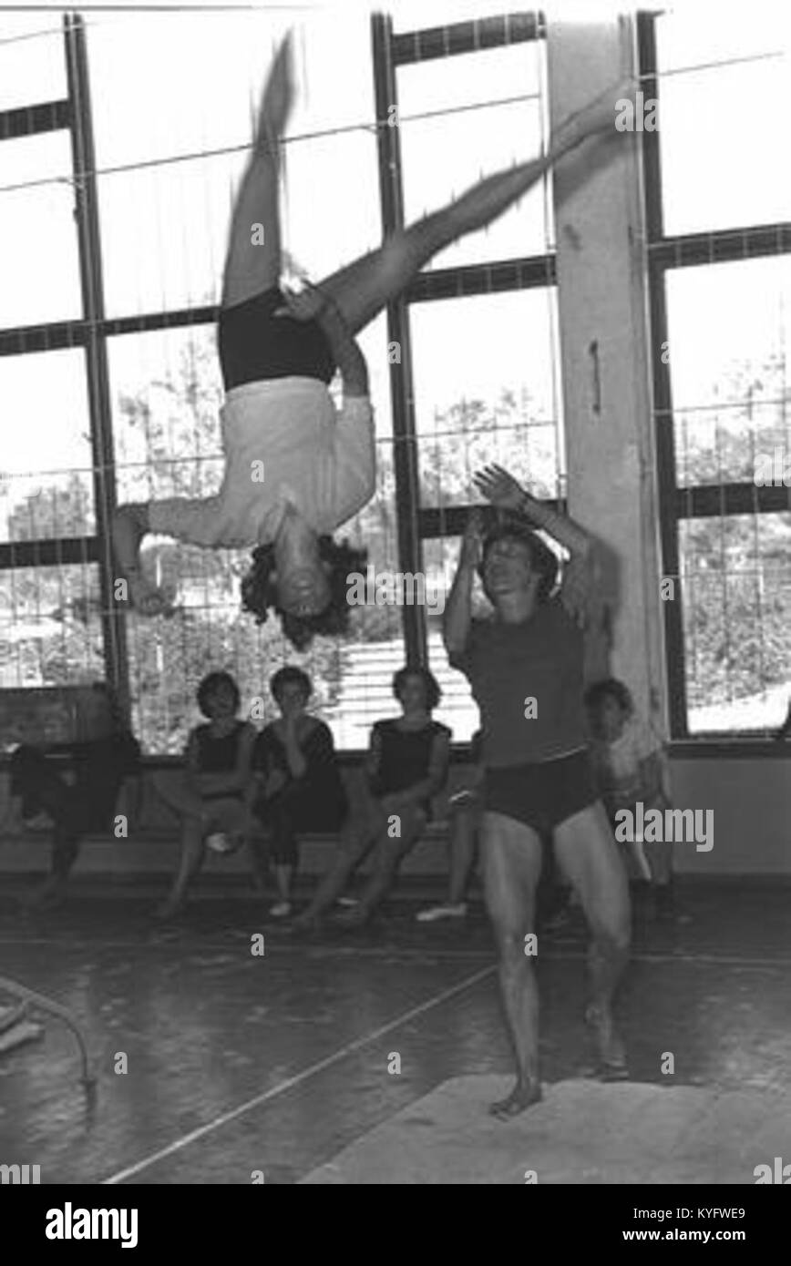 Gnes Keleti è stata una ginnasta ungherese celebrata negli anni '1960 per i suoi risultati olimpici e mondiali, riconosciuta per le abilità tecniche e i contributi alla ginnastica. Foto Stock