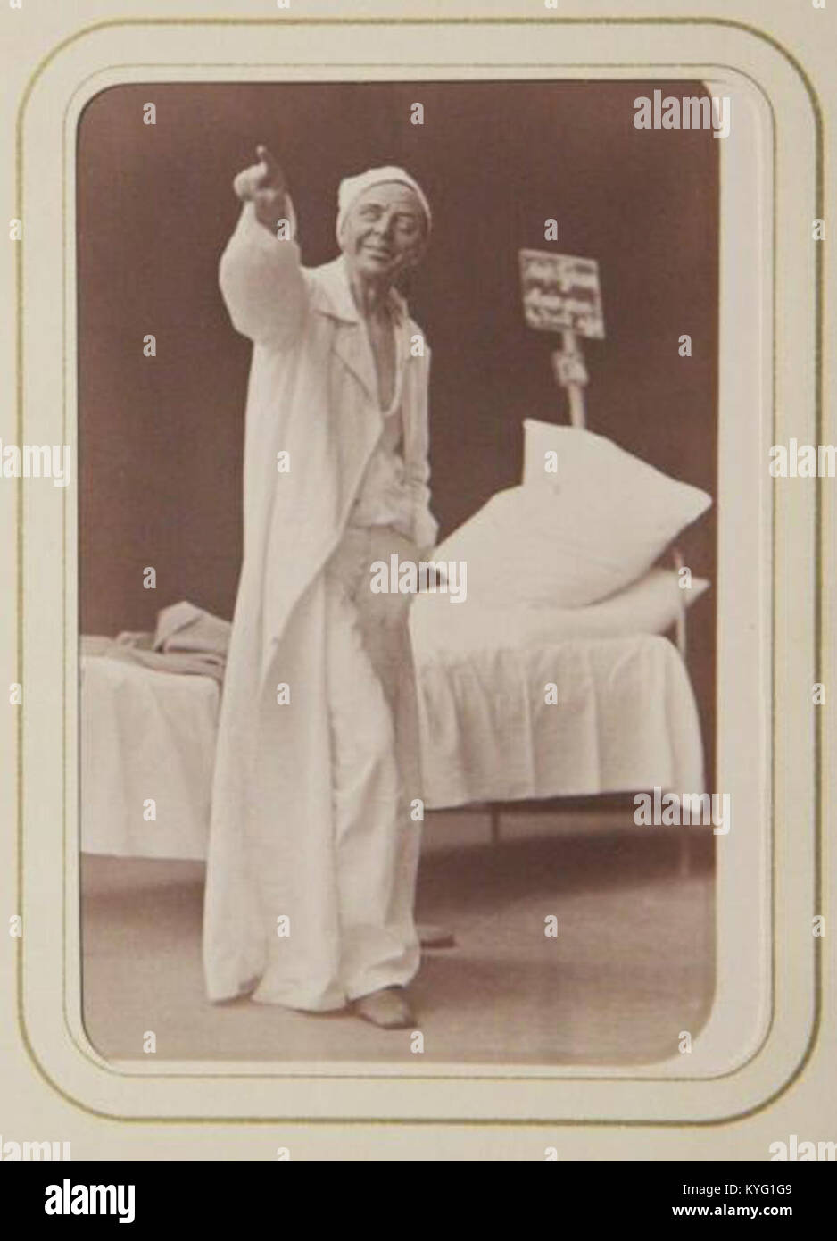 Un ritratto del 1883 di un attore in personaggio al Teatro di San Pietroburgo, Russia, che cattura costume teatrale, posa ed espressione del periodo. Foto Stock