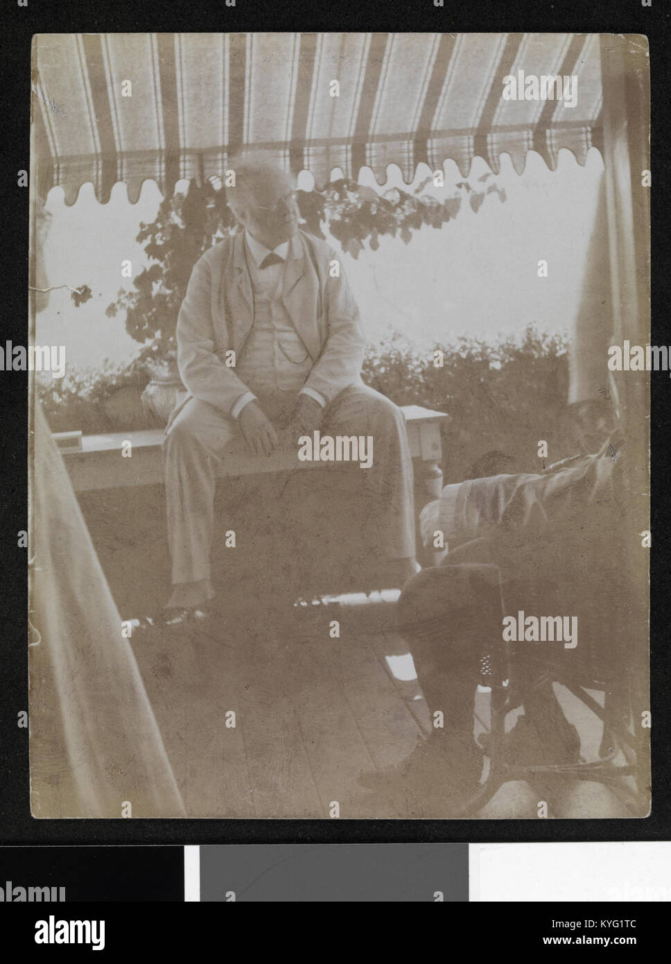 Portrett av Bjørnstjerne Bjørnson sittende på en benk på en veranda - no-nb digifoto 20160714 00087 bldsa BB0425 Foto Stock