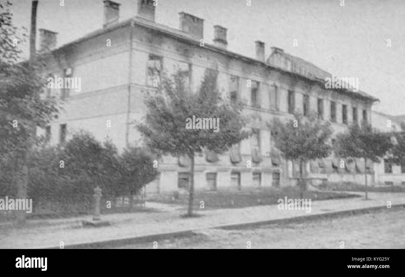 Questa fotografia raffigura un edificio scolastico danneggiato a Ribnica, in Slovenia, che illustra la distruzione architettonica e l'impatto sulle strutture educative locali. Foto Stock