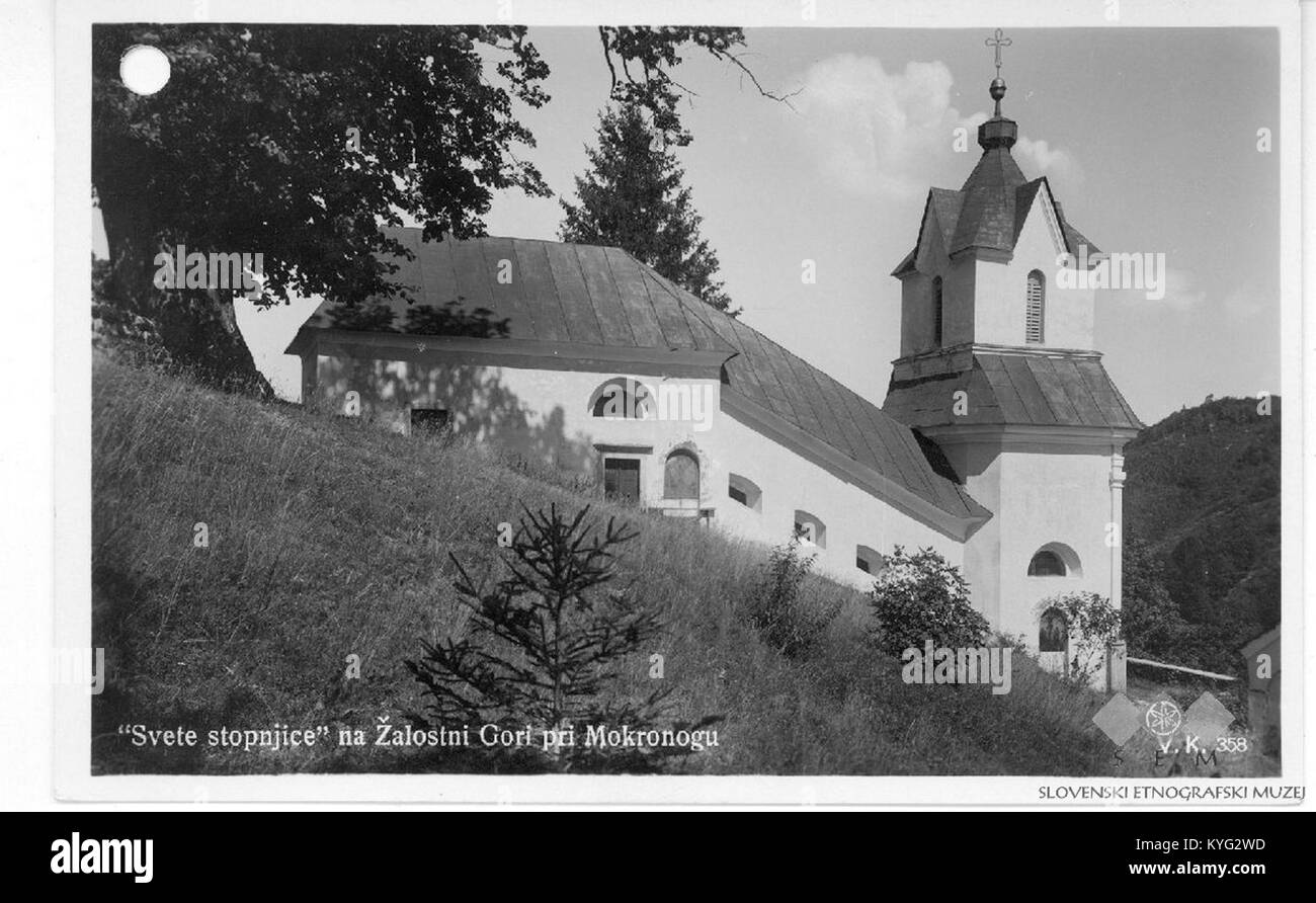 Questa cartolina raffigura la collina di Žalostna Gora in Slovenia, che mostra la chiesa di pellegrinaggio di nostra Signora Addolorata, l'altare barocco di marmo nero, la "Scala Santa" con cappelle che rappresentano i sette Addolorati di Maria e i vigneti collinari circostanti della zona di Mokronog. Foto Stock