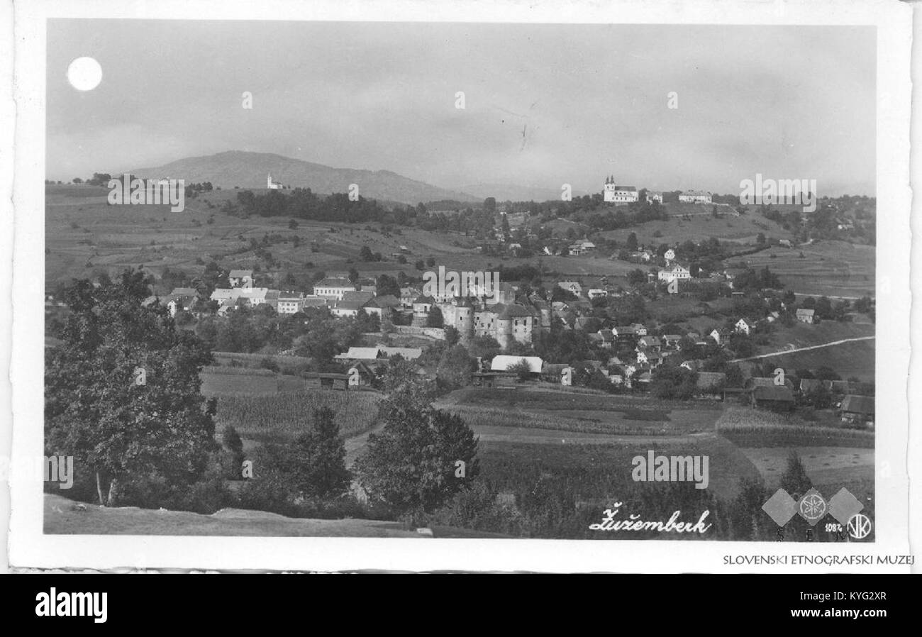 Una cartolina storica raffigurante Žužemberk, Slovenia, che mostra l'architettura della città e il paesaggio circostante, tra cui il castello medievale che si affaccia sul fiume Krka. Foto Stock