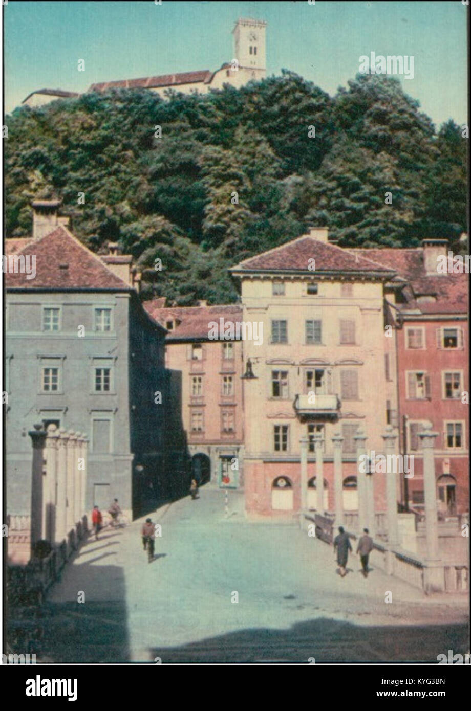 Questa cartolina del 1964 raffigura l'area di Pod Trančo di Lubiana, in Slovenia, che illustra le strade e gli edifici urbani della metà del XX secolo. Foto Stock