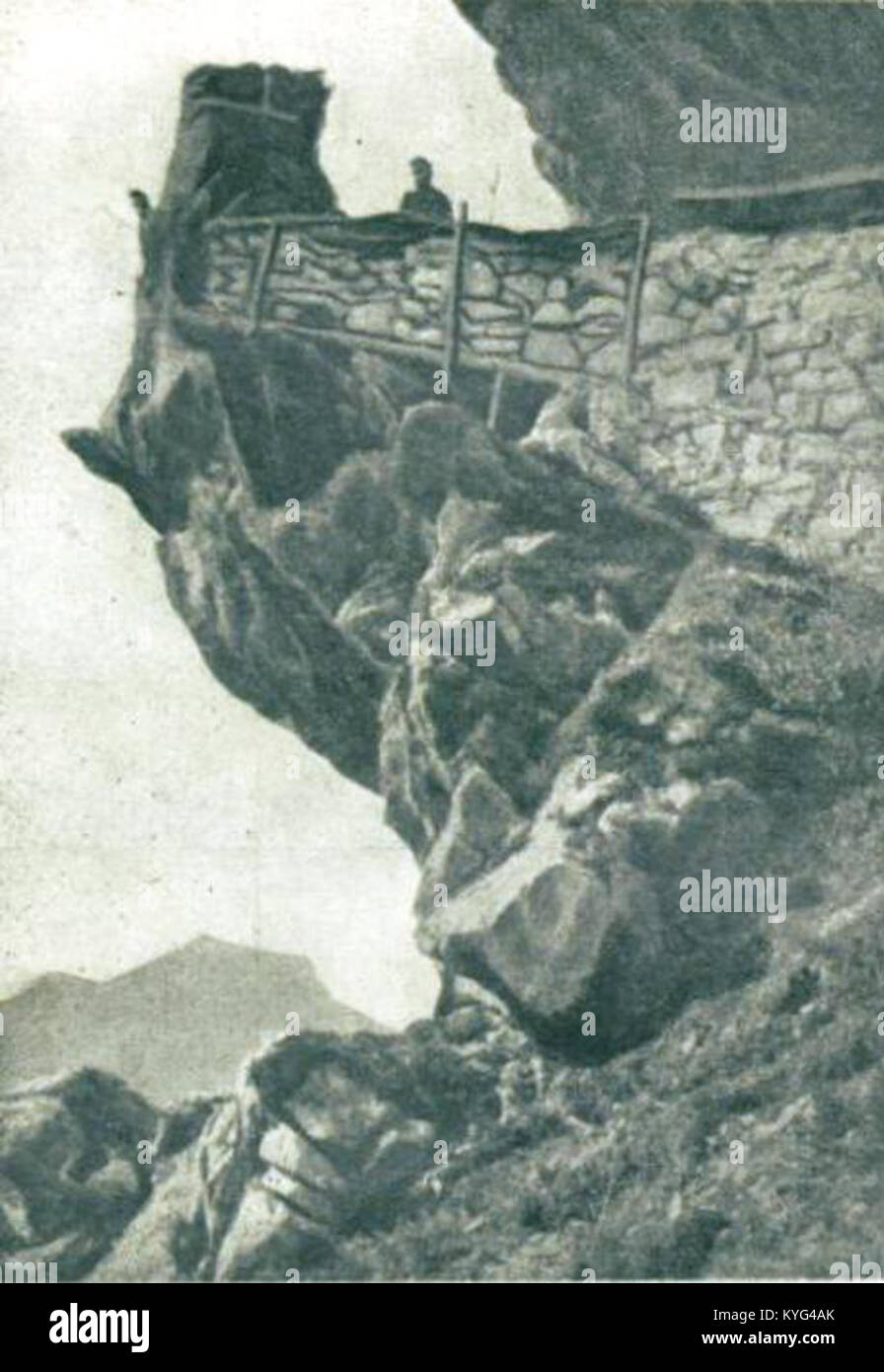 Fotografia che mostra un posto militare dove i soldati preparavano granate a mano sul campo di battaglia italiano durante la prima guerra mondiale, illustrando le procedure e l'equipaggiamento militare in tempo di guerra. Foto Stock