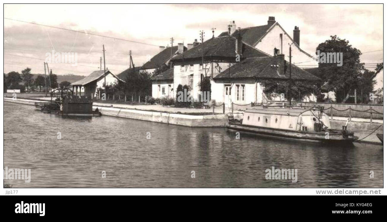 Pouilly-en-Auxois. Le Toueur Electrique de 1893 Remorqueur mu à l'electricite du canal de Bourgogne dans le bassin Foto Stock