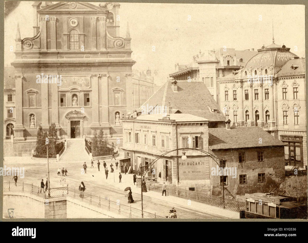 Prešernov trg in frančiškanska Cerkev Marijinega oznanjenja v Ljubljani 1905 Foto Stock