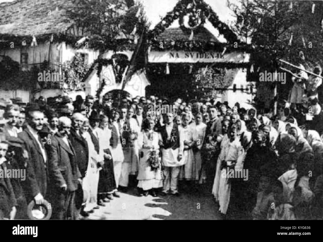 Una fotografia che mostra la Piazza Vecchia in Slovenia da un'angolazione elevata vicino al fiume Kolpa, evidenziando l'architettura storica e il paesaggio urbano. Foto Stock