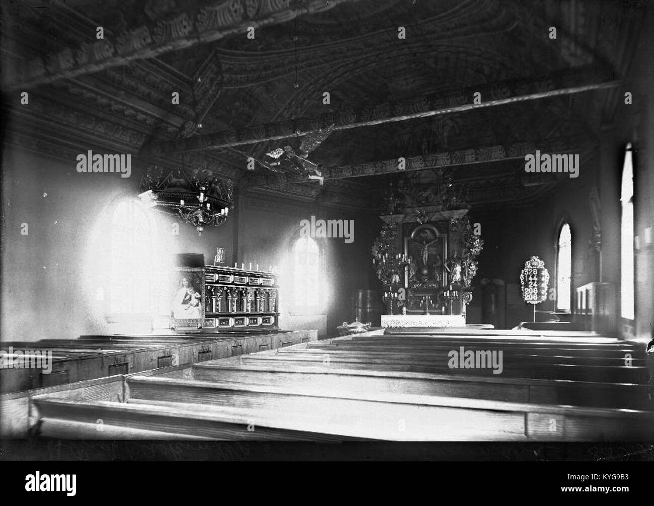 Fotografia della chiesa di Råda in Svezia, che mostra la sua architettura esterna, la struttura storica dell'edificio e il paesaggio circostante. Foto Stock