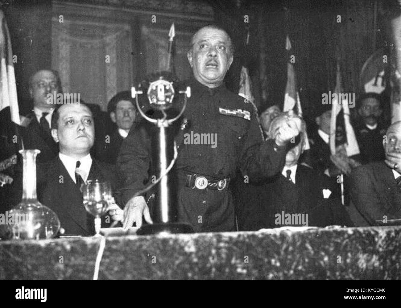 Questo ritratto mostra Jean Jacques Ernest Renaud, una figura storica nota per i suoi contributi professionali e la sua influenza nel suo campo. Foto Stock