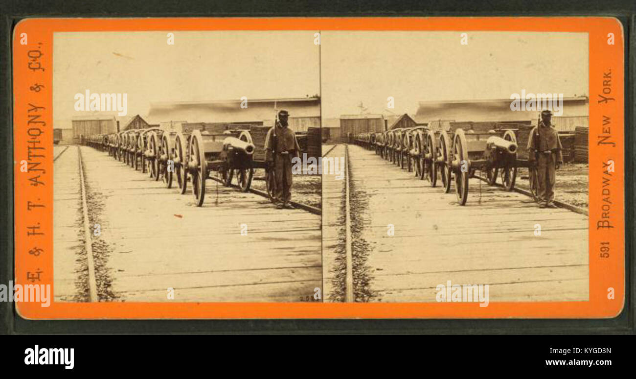 Fotografia che mostra una batteria di artiglieria leggera di 12 libbre a Ordnance Wharf, City Point, Virginia durante la guerra di secessione americana, illustrando attrezzature militari, personale e posizionamento strategico Foto Stock