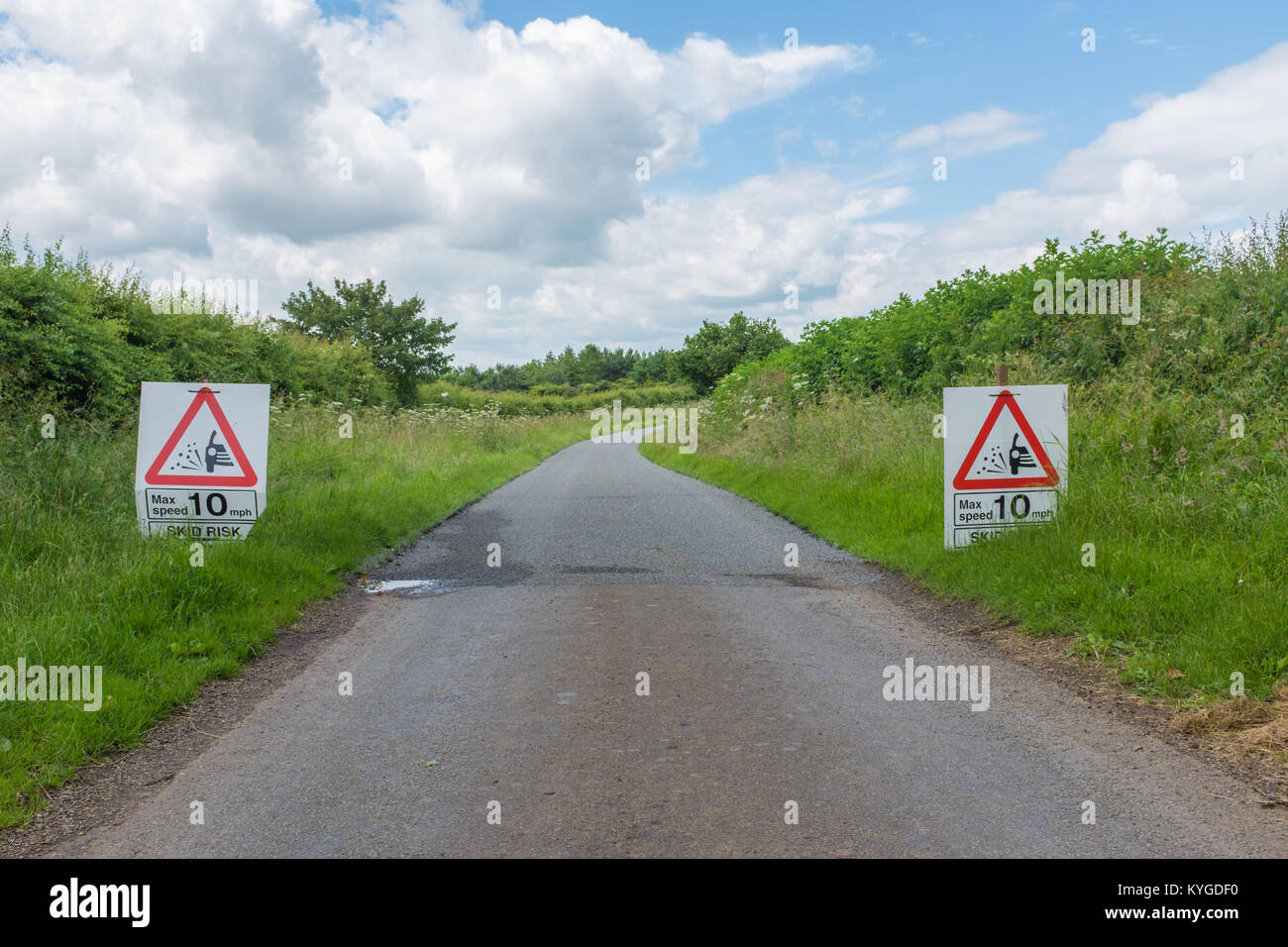 British vicolo del paese in fase di rettifica, lavori stradali canta Foto Stock