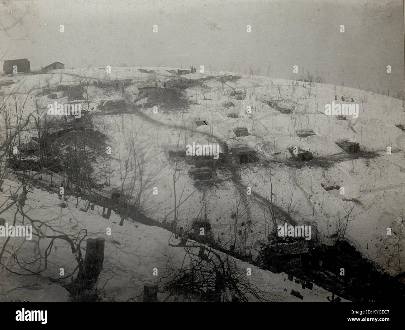 Raffigurazione di batterie di artiglieria militare posizionate verso Prassolan Kote Tosella e Zaloppa, illustrando il posizionamento strategico e l'organizzazione del campo di battaglia durante il conflitto. Foto Stock