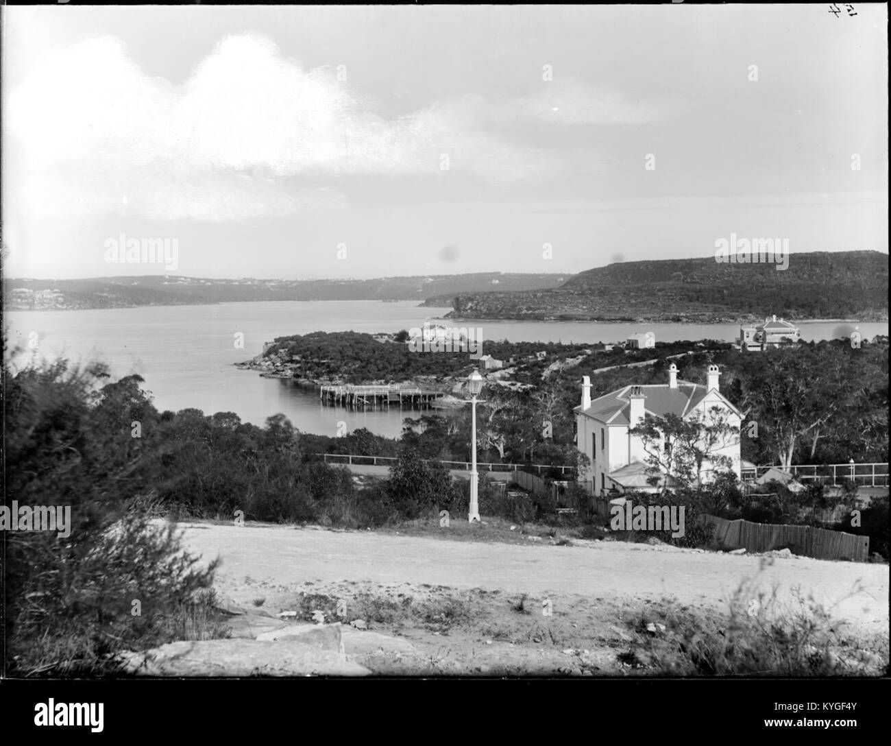 Una storica lastra di vetro negativa raffigurante una scena fluviale con grandi case e luci a gas, parte della Phillips Glass Plate negative Collection al Powerhouse Museum. Foto Stock