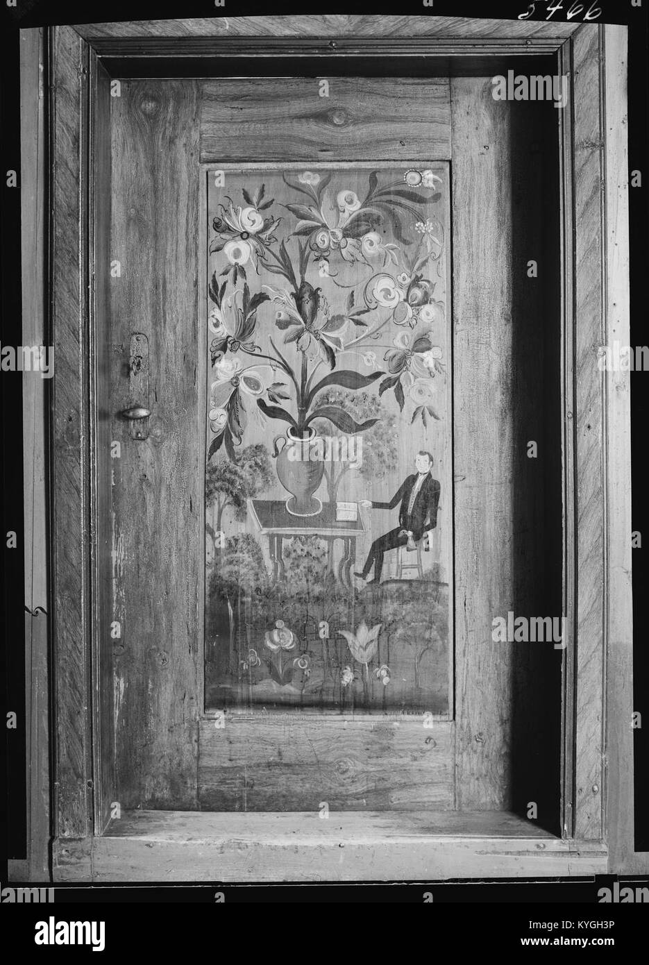 Questa fotografia raffigura una porta decorata con rosemaling del Museo Øverland di Rjukan, Norvegia. L'immagine è stata scattata tra il 1947 e il 1949 e mostra la tradizionale pittura decorativa norvegese su legno. Foto Stock