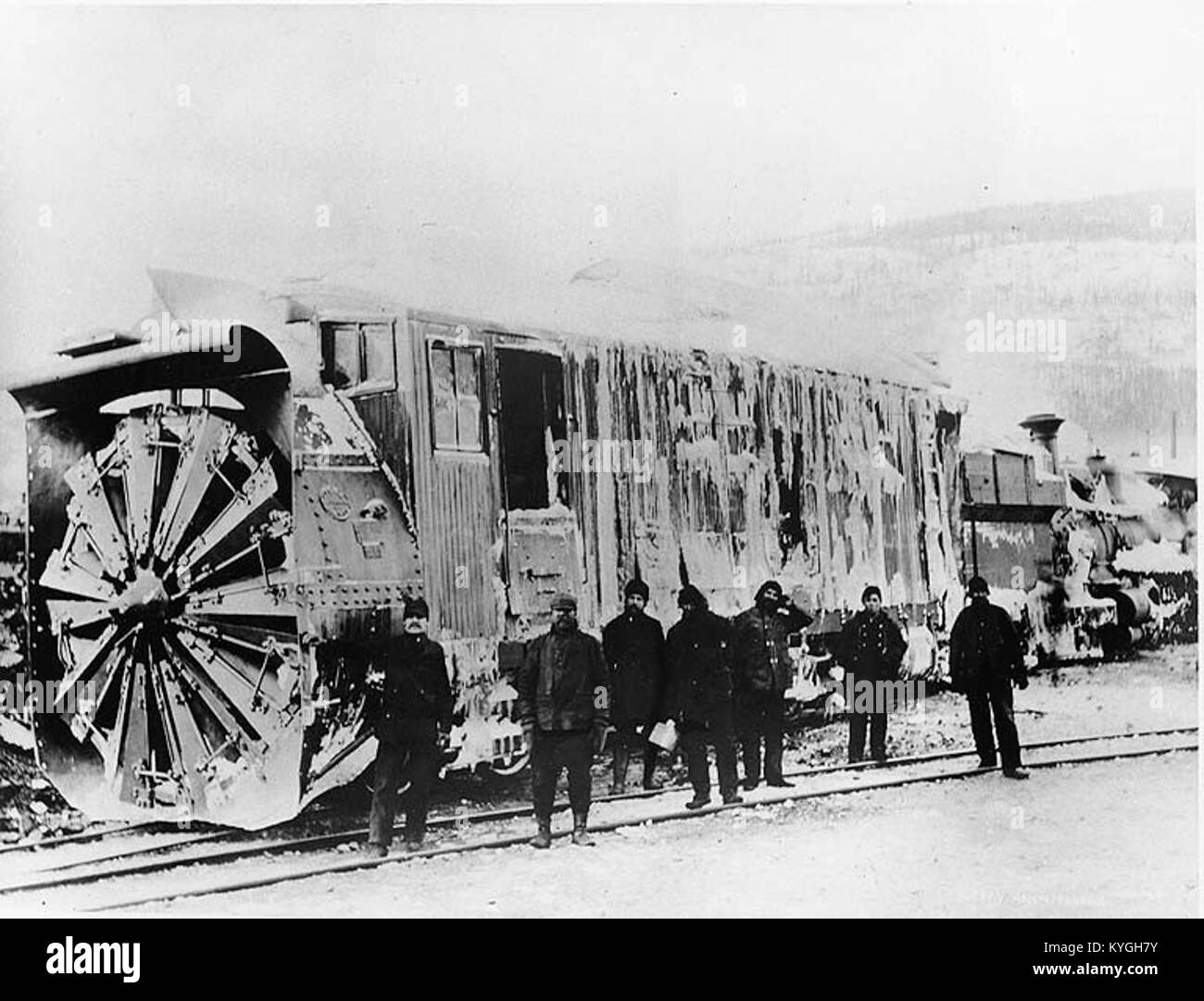 Un aratro rotativo da neve, probabilmente utilizzato in Alaska intorno al 1899, progettato per liberare i binari della ferrovia da neve e ghiaccio, mostrando le prime innovazioni nelle operazioni ferroviarie invernali. Foto Stock