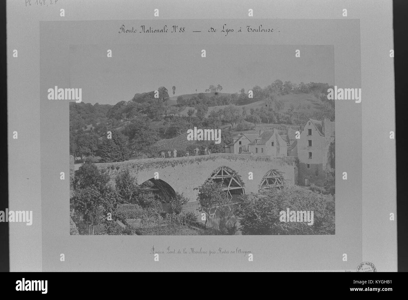 Vista storica della strada nazionale 88 da Lione a Tolosa, che mostra il vecchio ponte Mouline vicino a Rodez sul fiume Aveyron in Francia. Foto Stock