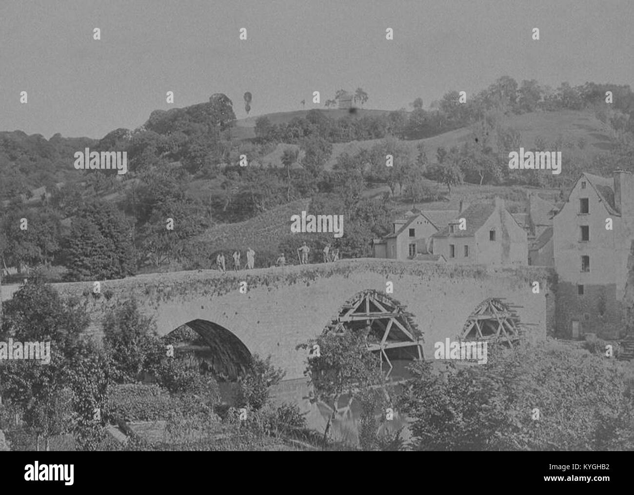 Vista ravvicinata del vecchio ponte Mouline sul fiume Aveyron lungo la Route Nationale 88 tra Lione e Tolosa, in Francia, che mostra le infrastrutture storiche e i dettagli strutturali. Foto Stock