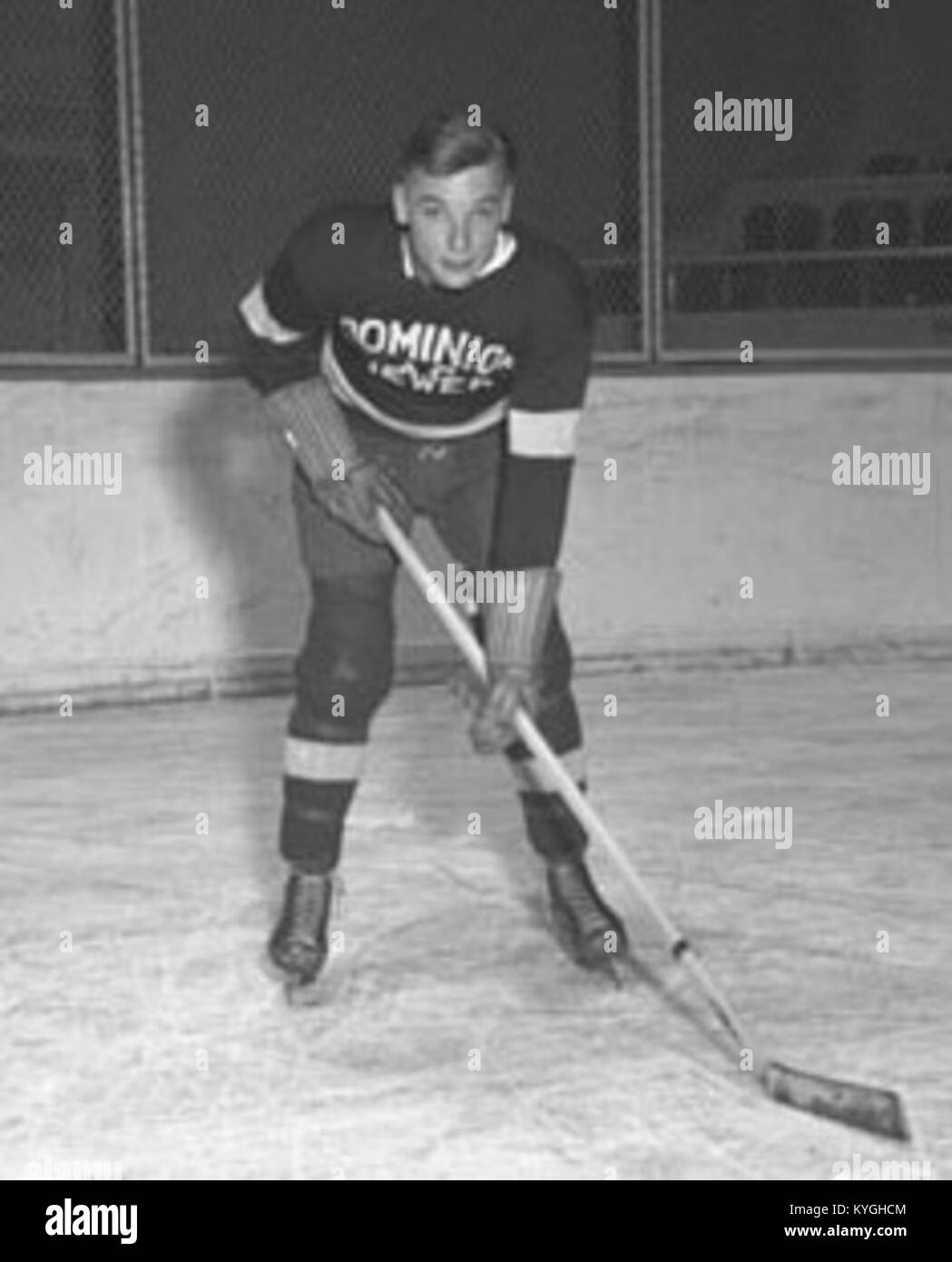 Roy Conacher, giocatore canadese di hockey su ghiaccio, attivo professionalmente dal 1936 al 1937, noto per la sua carriera nello sport. Foto Stock
