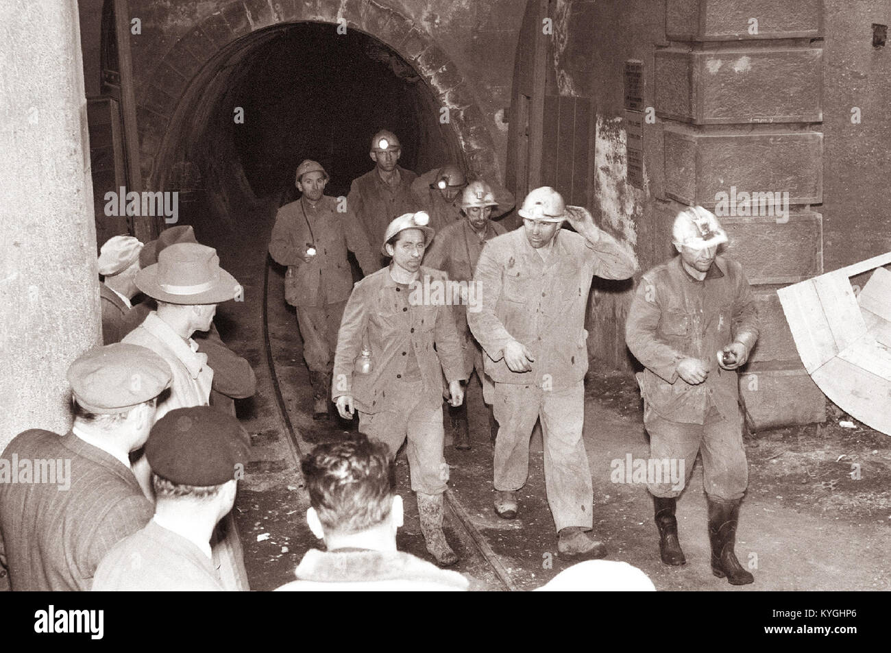 Questa fotografia del 1961 documenta un disastro minerario a Zagorje, in Slovenia, sottolineandone l'impatto sui minatori e sulla comunità locale. Foto Stock