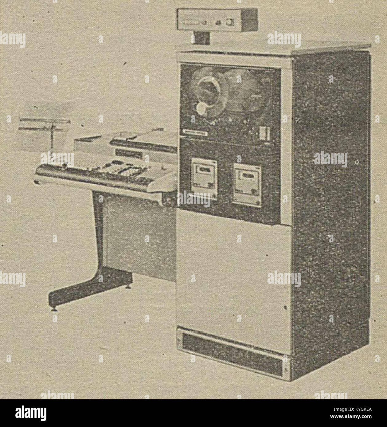 L'immagine visualizza l'R 1255, un convertitore da nastro a disco floppy da 8 pollici, del 1979, progettato per il trasferimento digitale dei dati nei primi sistemi informatici. Foto Stock