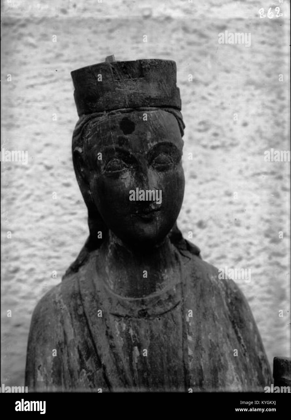 Dettaglio di una scultura in legno di una Madonna seduta nella chiesa di Sällstorps, Svezia, che mette in risalto l'arte religiosa e l'artigianato. Foto Stock