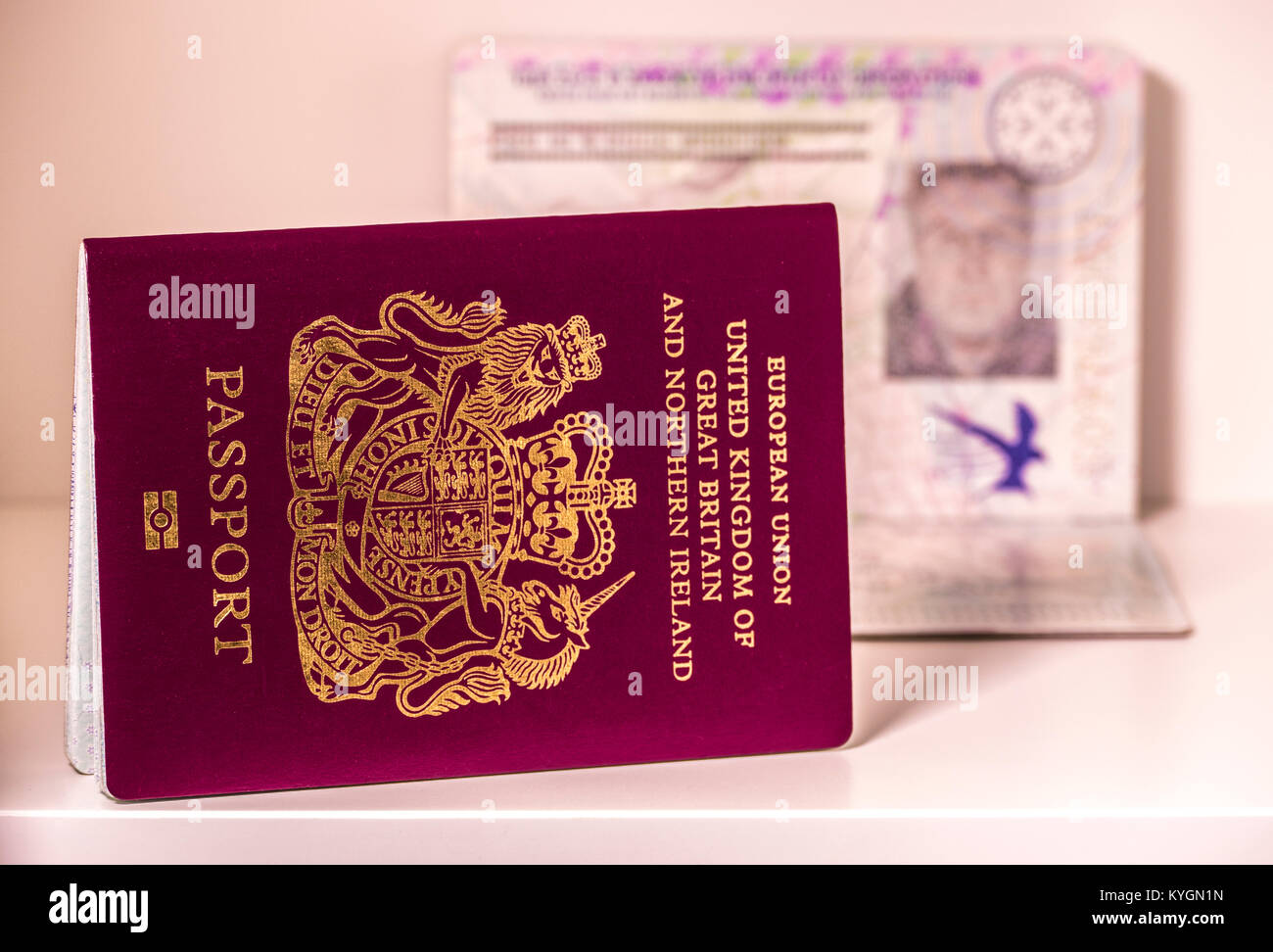 Regno Unito i passaporti con quella aperta che mostra una foto sfocata pagina. Ogni passaporto stati: Unione Europea Regno Unito di Gran Bretagna e Irlanda del Nord. Foto Stock