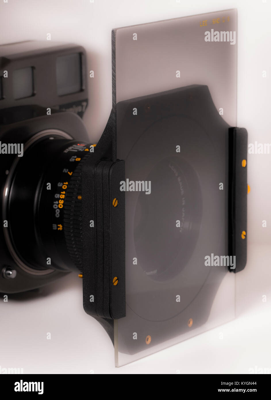 Mamiya 7 fotocamera di medio formato. 6x7 telemetro film, con annesso angolo ampio, leaf shutter, 43mm lente e Lee filtri grigio filtro grad sulla parte anteriore. Foto Stock