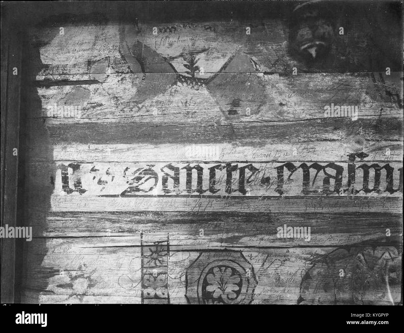 La Södra Råda gamla kyrka in Svezia è una storica chiesa in legno, caratterizzata dalla sua architettura medievale, dai dipinti murali conservati e dall'importanza per il patrimonio culturale locale. Foto Stock