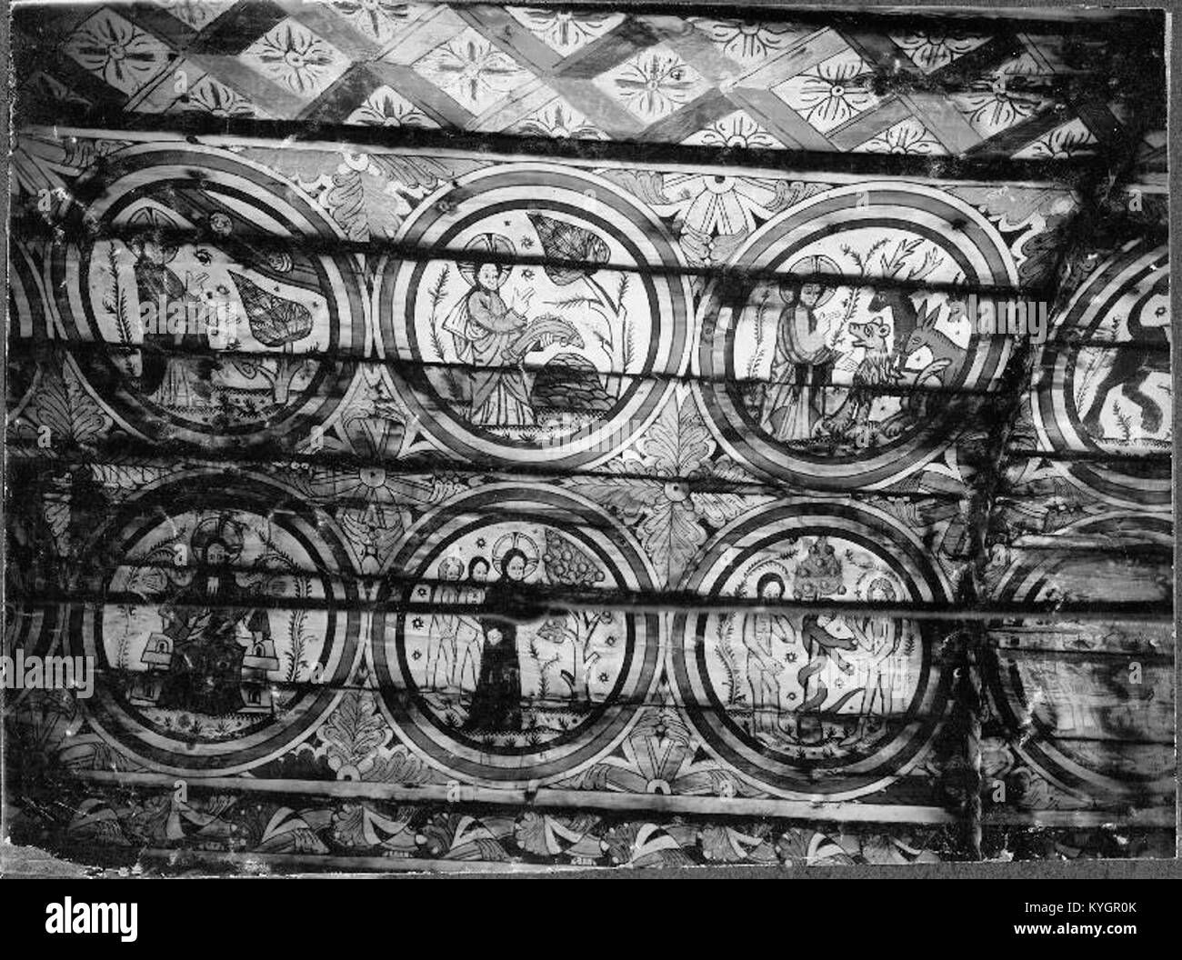 Immagine che mostra l'interno della vecchia chiesa di Södra Råda, Svezia, con dipinti murali medievali e dettagliata costruzione in legno tipica delle chiese scandinave. Foto Stock