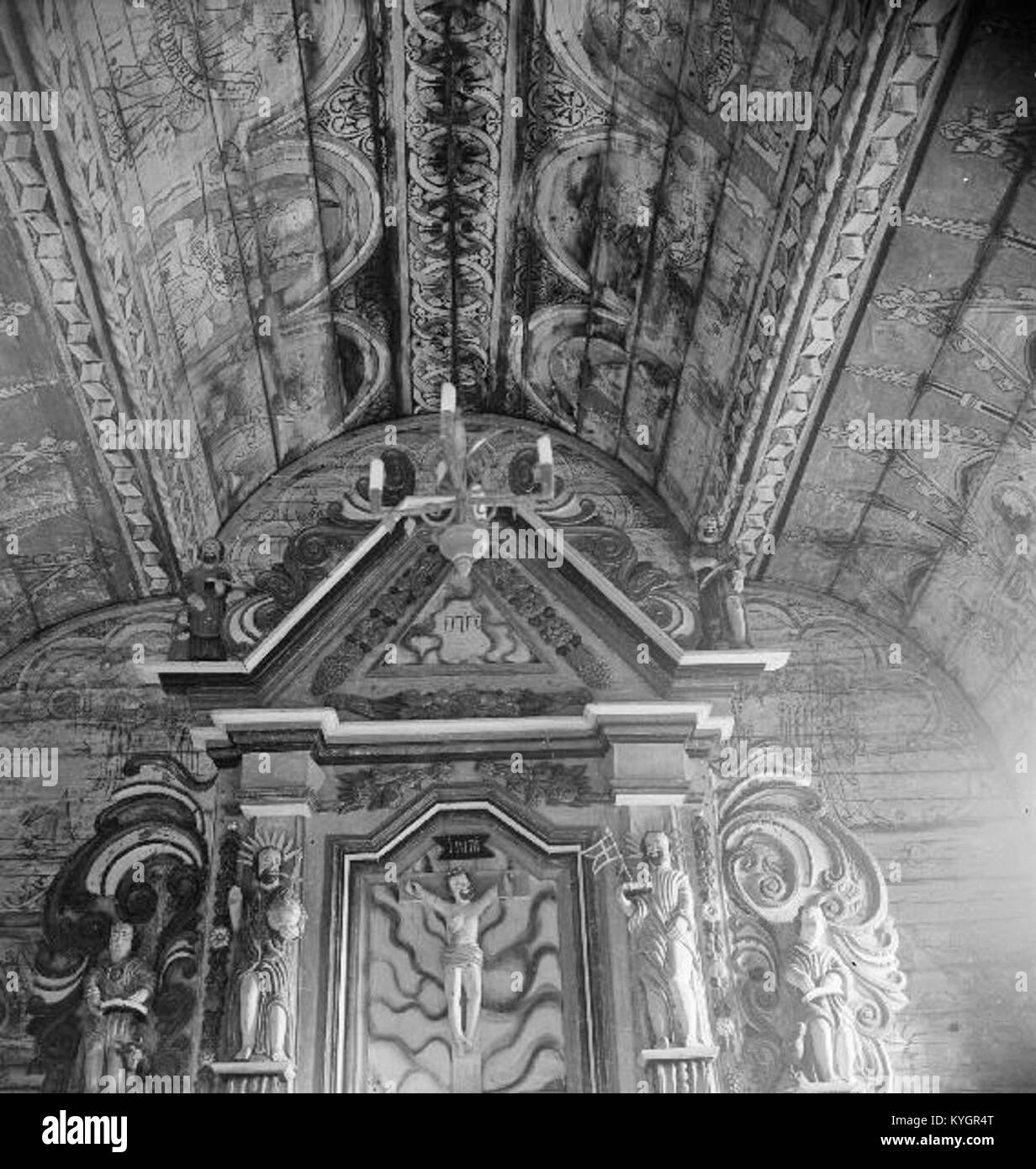 La Södra Råda gamla kyrka, situata in Svezia, è una storica chiesa in legno con architettura medievale, notevoli dipinti murali e riconosciuta importanza culturale. Foto Stock