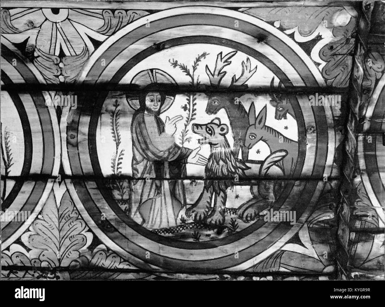 La Södra Råda gamla kyrka in Svezia è una storica chiesa medievale in legno elencata dal KMB, conosciuta per i suoi dipinti murali, le caratteristiche architettoniche e il patrimonio culturale. Foto Stock