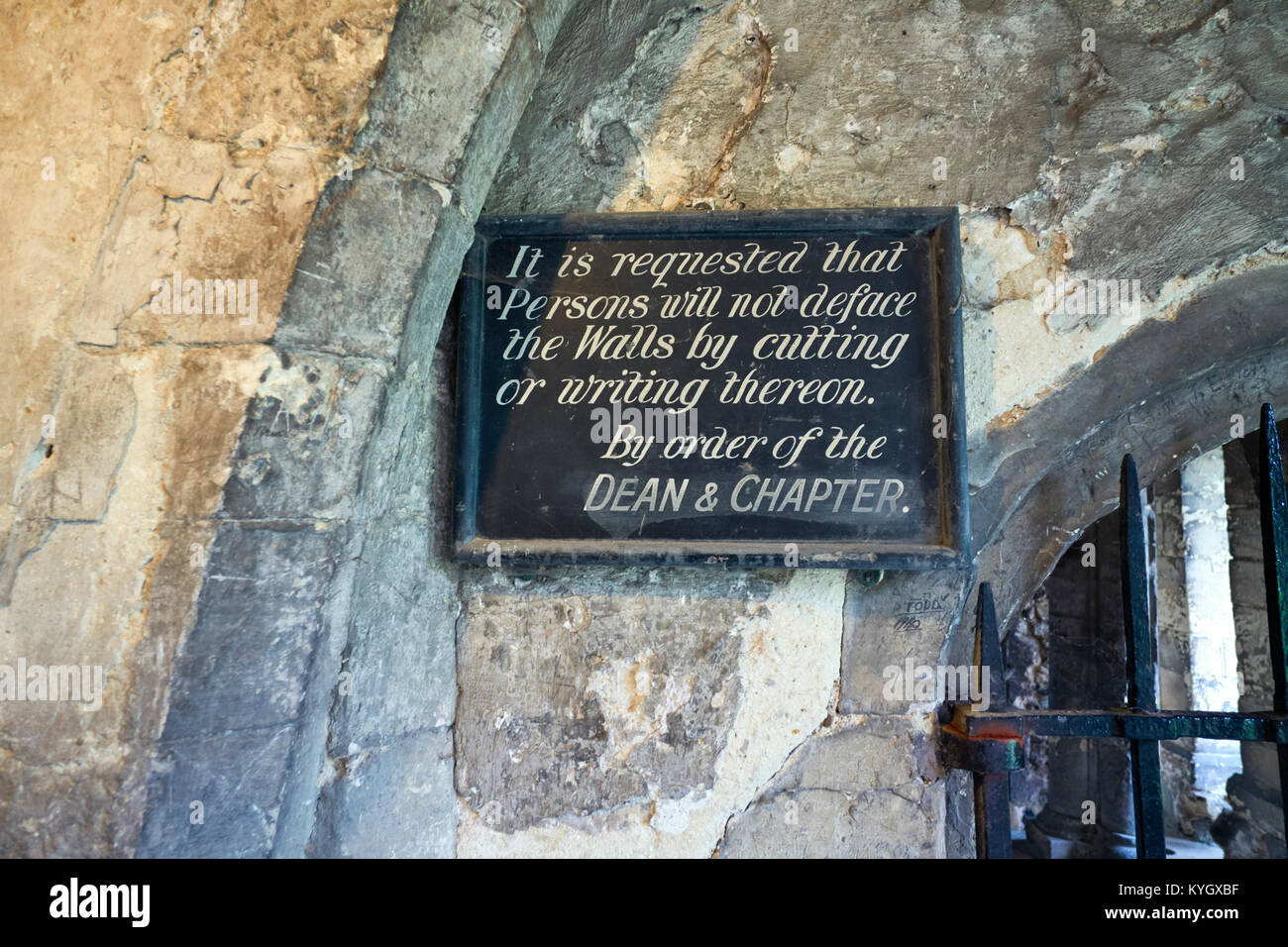 Dipinto a mano segno nella Cattedrale di Canterbury e la richiesta di persone a non sfigurare pareti mediante taglio o la scrittura su di esso Foto Stock