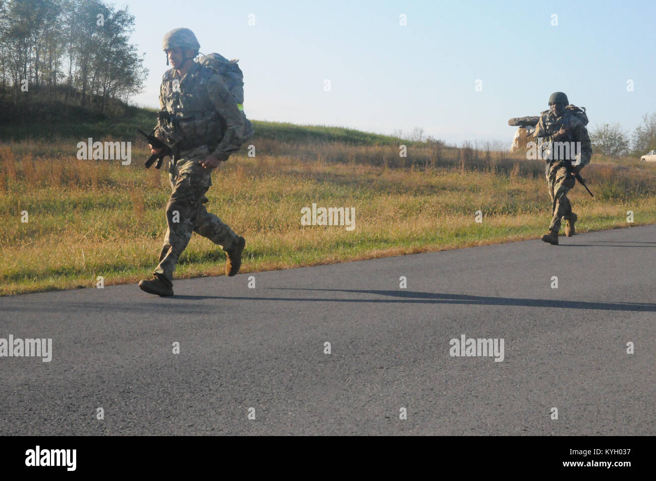 Soldati di partecipare alla 12-Mile Road porzione di marzo del 2018 miglior guerriero che la concorrenza venga mantenuta a Wendell H. Ford Centro di Formazione Regionale in Greenville, Ky., 26 ottobre, 2017. Il 3-giorno #bestwarrior determinerà la #kentuckyguard soldato dell'anno (U.S. Esercito nazionale Guard foto di Spc. Nasir Stoner/RILASCIATO) #kyng #hooah #soldato Foto Stock