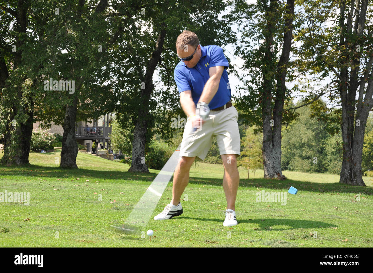 Kentucky Guardsman Master Sgt. Chad Jones tee off in 2011 Kentucky Guardia Nazionale di Golf tag di apertura in Shelbyville, Ky. (Foto di Sgt. 1. Classe Michael J. Oliver, Kentucky Guardia Nazionale Ufficio per gli affari pubblici) Foto Stock