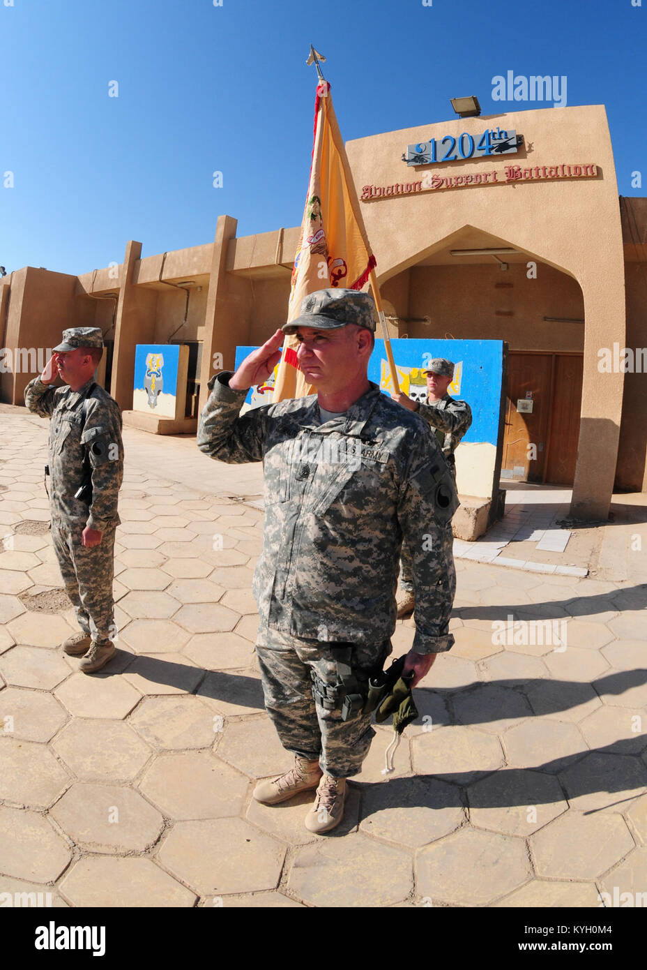 Lt. Col. Tom Roach, comando Sgt. Il Mag. Tim Walton rendere onore a un trasferimento di autorità cerimonia per l Aviazione 1204th battaglione di supporto, Camp Taji Iraq, 3 novembre 2011. (Kentucky Guardia Nazionale foto) Foto Stock