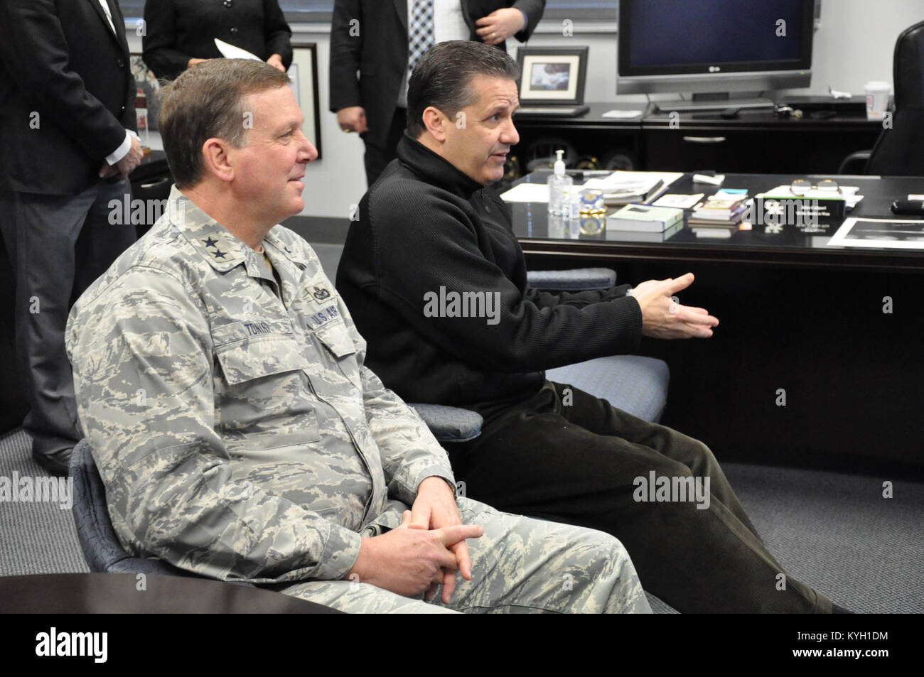 Il governatore Steve Beshear Uniti Kentucky di aiutante generale Il Mag. Gen. Edward W. Tonini e Università di Kentucky di pallacanestro degli uomini di coach John Calipari per parlare con i membri dell'aviazione 1204th battaglione di supporto attualmente implementati in Kuwait. Foto Stock