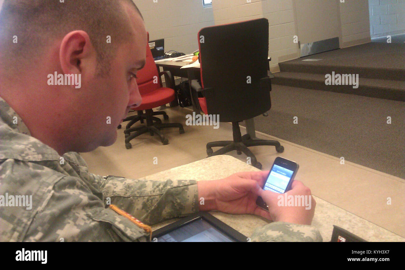 SGT Jared Smith, Team Leader, HHB 2/138th FiB, utilizza il suo IPod e IPhone per connettersi a internet durante l'istruzione in classe durante il 2012 NGKY UPAHR conferenza. Photo credit: 2LT Nicholas Jackson, comandante di plotone, HHB 2/138 FiB Foto Stock